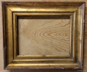 Piccola cornice in legno dorato ad oro fino con lievi lavorazioni a perline I° XIX ° sec. luce cm.22x17 est.32x28